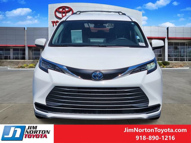 Used 2021 Toyota Sienna LE FWD image 2