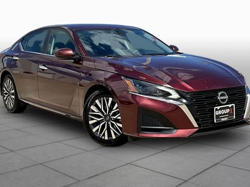 Used 2024 Nissan Altima 2.5 SV w/ SV Premium Package image 3