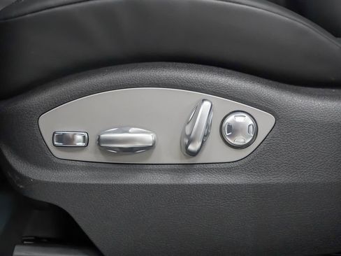 Certified 2025 Porsche Macan Turbo image 24