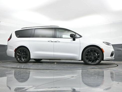 Used 2025 Chrysler Pacifica Limited image 48