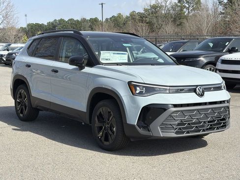 New 2026 Volkswagen Taos SE image 7