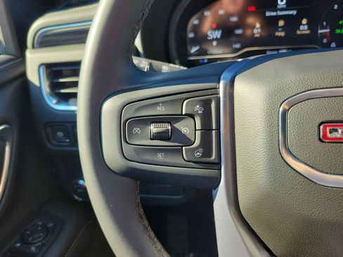 Used 2024 GMC Yukon SLT w/ SLT Luxury Package image 18