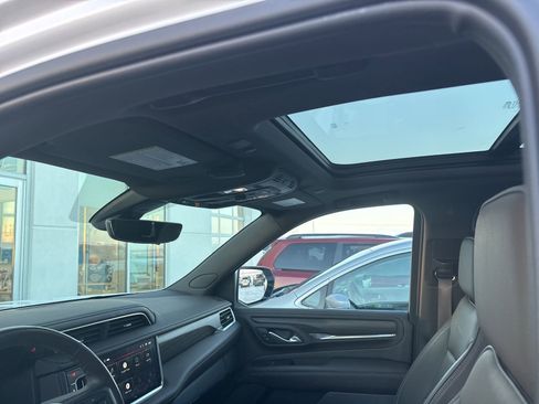 Used 2022 GMC Yukon Denali w/ Denali Premium Package image 5