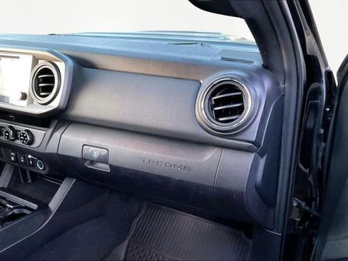 Used 2018 Toyota Tacoma TRD Sport image 18