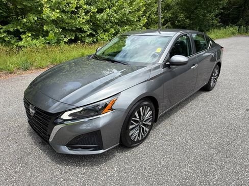 Used 2023 Nissan Altima 2.5 SV FWD image 2