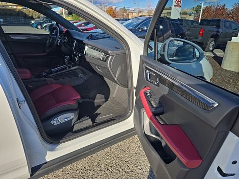 Used 2023 Porsche Macan Turbo image 9