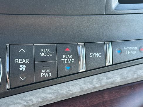 Used 2013 Toyota Sienna XLE image 31