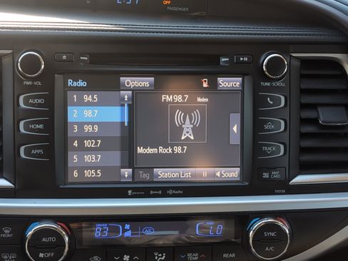 Used 2016 Toyota Highlander XLE image 23