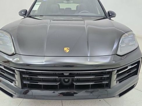 Used 2025 Porsche Cayenne w/ Premium Package image 9