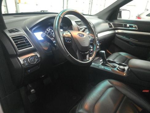 Used 2017 Ford Explorer XLT w/ Equipment Group 202A AWD/4WD image 18