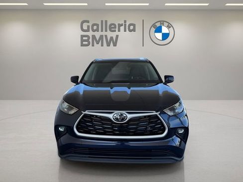 Used 2023 Toyota Highlander XLE image 3