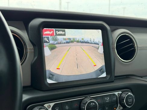 Used 2023 Jeep Gladiator Overland AWD/4WD image 22