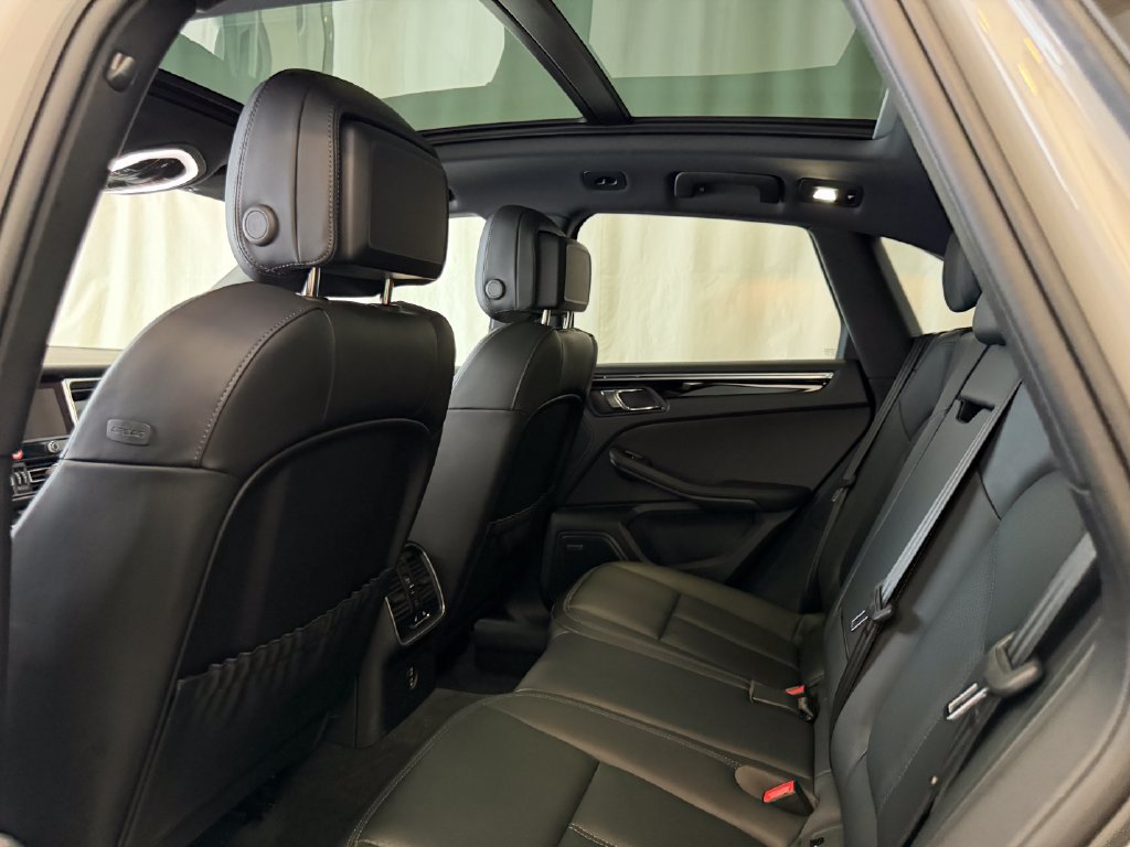 Certified 2026 Porsche Macan AWD/4WD image 25