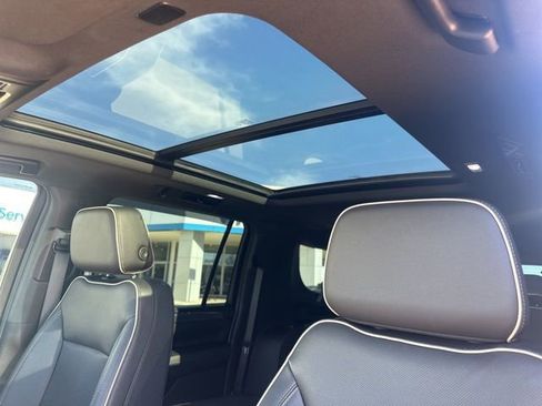 Used 2023 GMC Yukon XL SLT w/ SLT Premium Package image 20