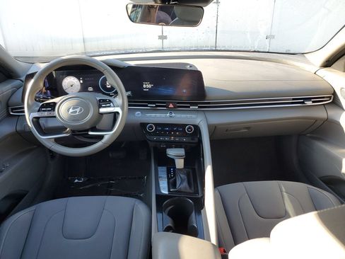 Used 2025 Hyundai Elantra SEL FWD image 11