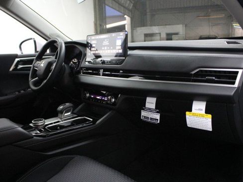 New 2026 Mitsubishi Outlander ES image 17