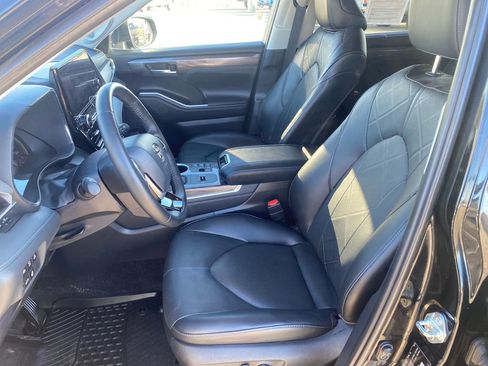 Used 2024 Toyota Highlander Platinum image 11