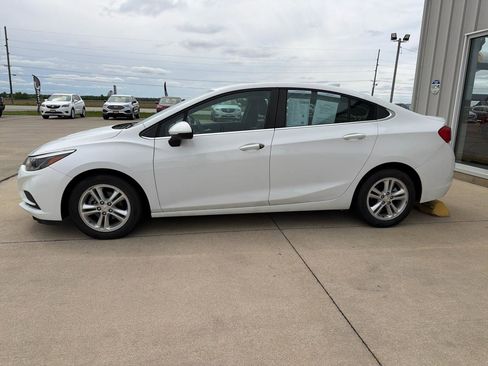 Used 2017 Chevrolet Cruze LT FWD image 4