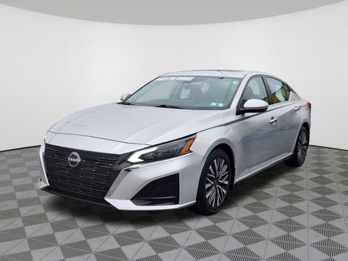 Used 2024 Nissan Altima 2.5 SV w/ SV Premium Package FWD image 2