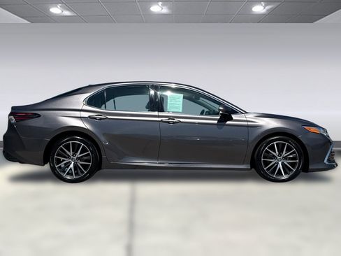 Used 2022 Toyota Camry XLE FWD image 8