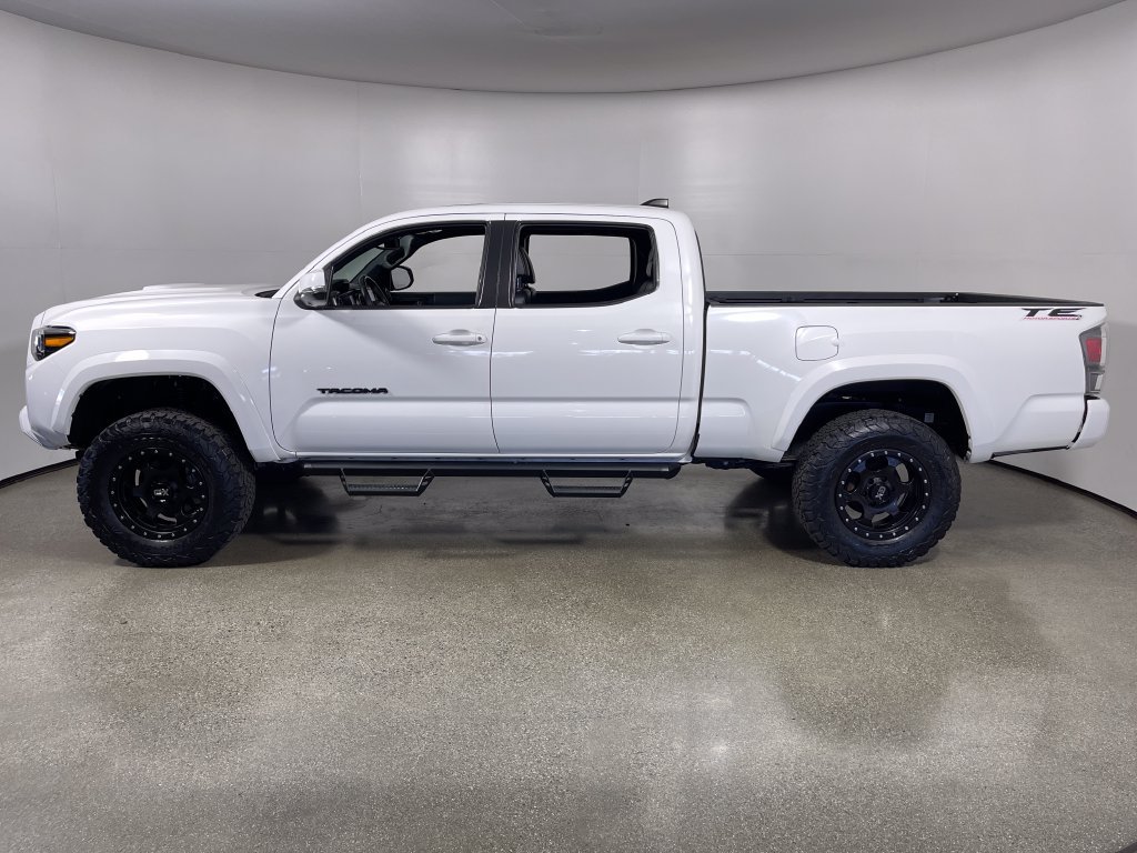 Used 2020 Toyota Tacoma TRD Sport w/ TRD Premium Sport Package AWD/4WD image 6