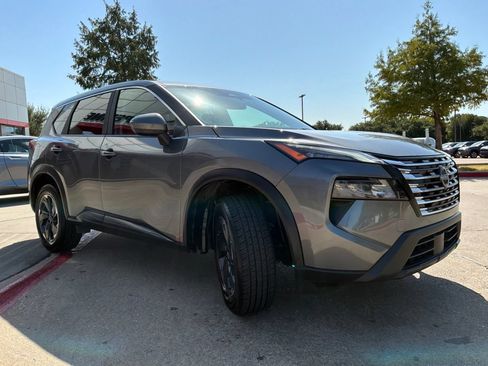 Used 2025 Nissan Rogue SV FWD image 4
