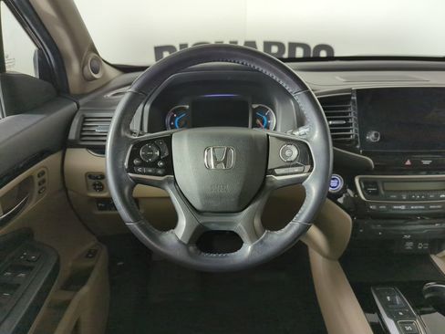 Used 2019 Honda Pilot Touring image 11