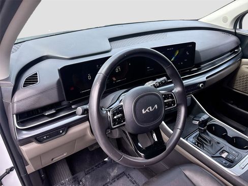 Used 2025 Kia Carnival FWD image 9
