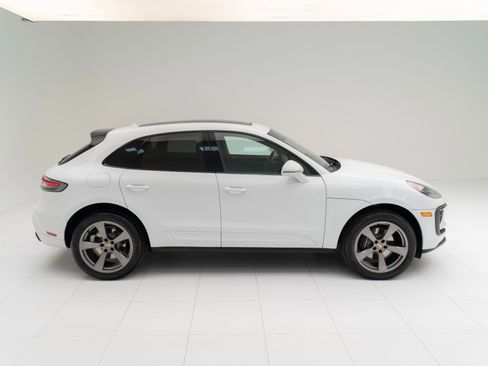 Certified 2025 Porsche Macan AWD/4WD image 8