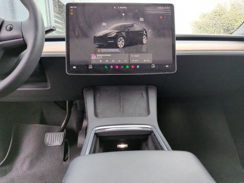 Used 2023 Tesla Model Y Long Range image 31