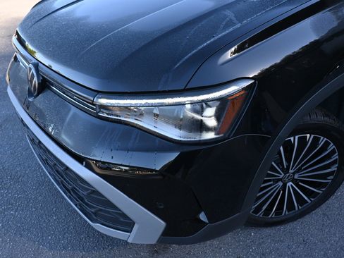 Used 2025 Volkswagen Taos SE image 13