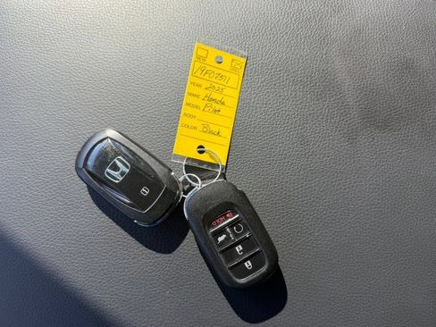 Used 2025 Honda Pilot Black Edition image 2