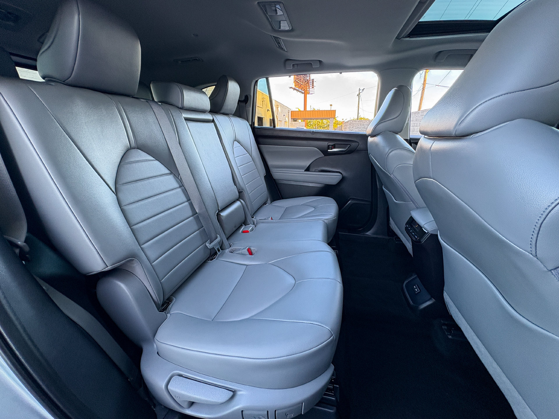 Used 2022 Toyota Highlander XLE AWD/4WD image 29