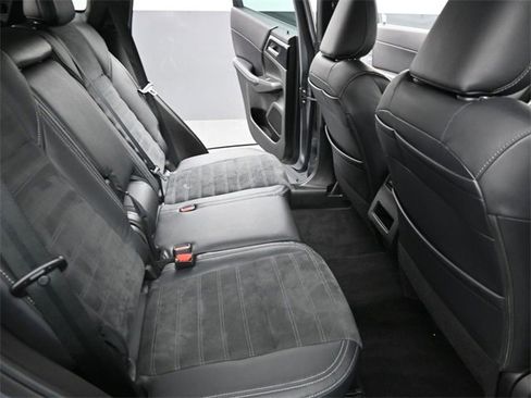 Used 2023 Mitsubishi Outlander SE image 22