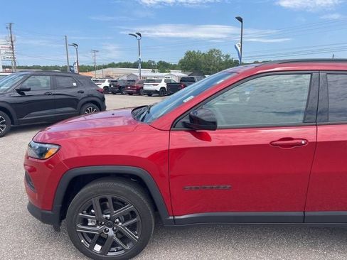 Used 2026 Jeep Compass Latitude AWD/4WD image 2