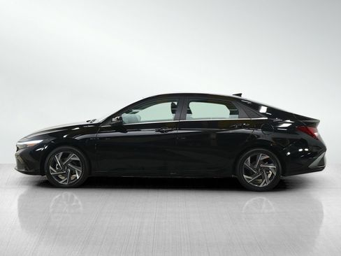 Certified 2025 Hyundai Elantra Limited FWD image 2
