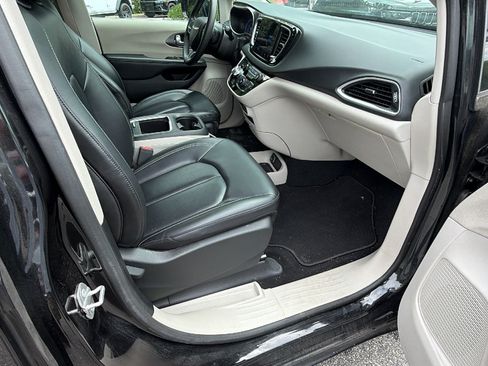 Used 2024 Chrysler Pacifica Touring-L FWD image 19