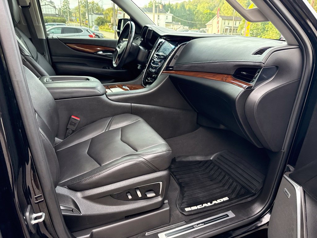 Used 2018 Cadillac Escalade Luxury AWD/4WD image 33