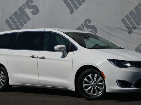 Used 2018 Chrysler Pacifica Touring Plus FWD image 3
