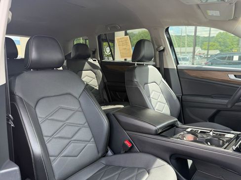Used 2024 Volkswagen Atlas SE AWD/4WD image 12