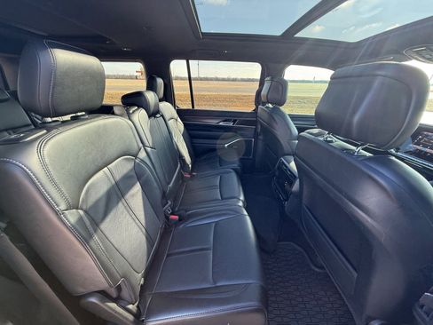 Used 2024 Jeep Wagoneer Series II w/ Premium Group I image 18