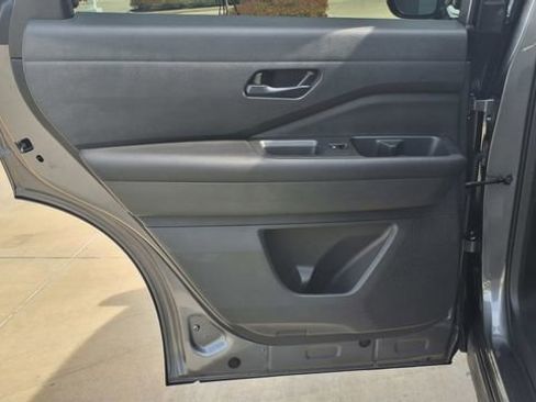 Used 2025 Nissan Pathfinder SV image 18