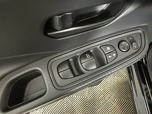 Used 2025 Nissan Versa S w/ Trunk Package FWD image 11