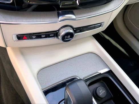 Used 2023 Volvo XC60 B5 Plus image 31