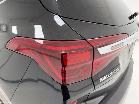 Used 2021 Kia Seltos SX w/ SX Sunroof Package AWD/4WD image 8