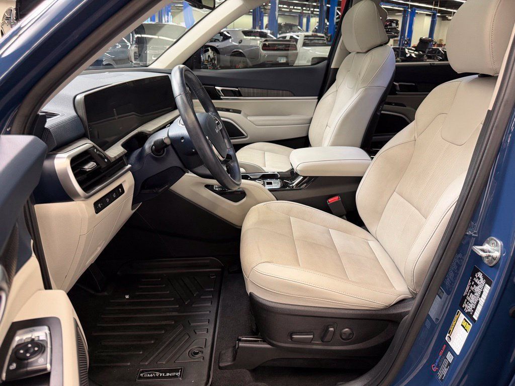 Used 2023 Kia Telluride EX w/ EX Captain's Chair Package AWD/4WD image 21