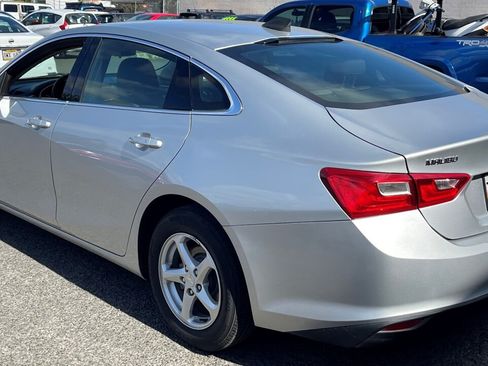 Used 2018 Chevrolet Malibu LS FWD image 3