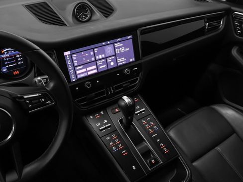 Certified 2024 Porsche Macan AWD/4WD image 33