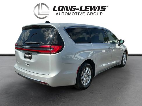 Used 2024 Chrysler Pacifica Touring-L FWD image 7