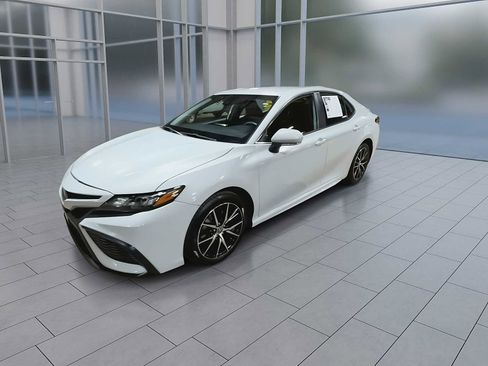 Used 2024 Toyota Camry SE FWD image 4